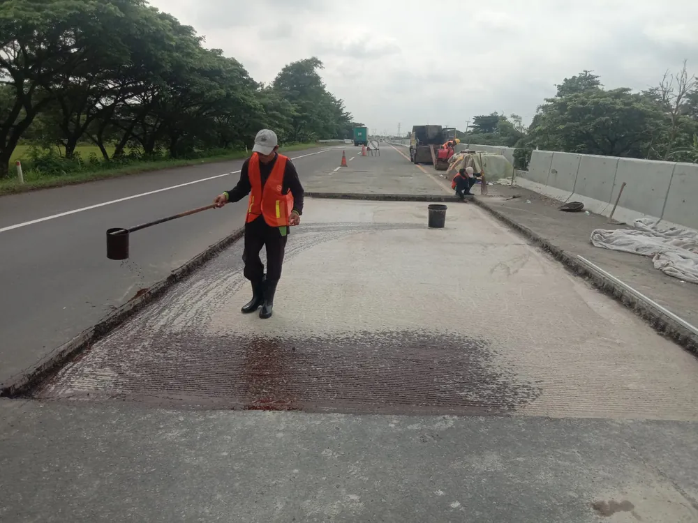 Hasil Pengaspalan Jalan Raya Halus dan Rapi