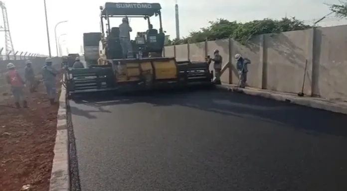 Proses Paving Jalan Aspal dengan Presisi Tinggi